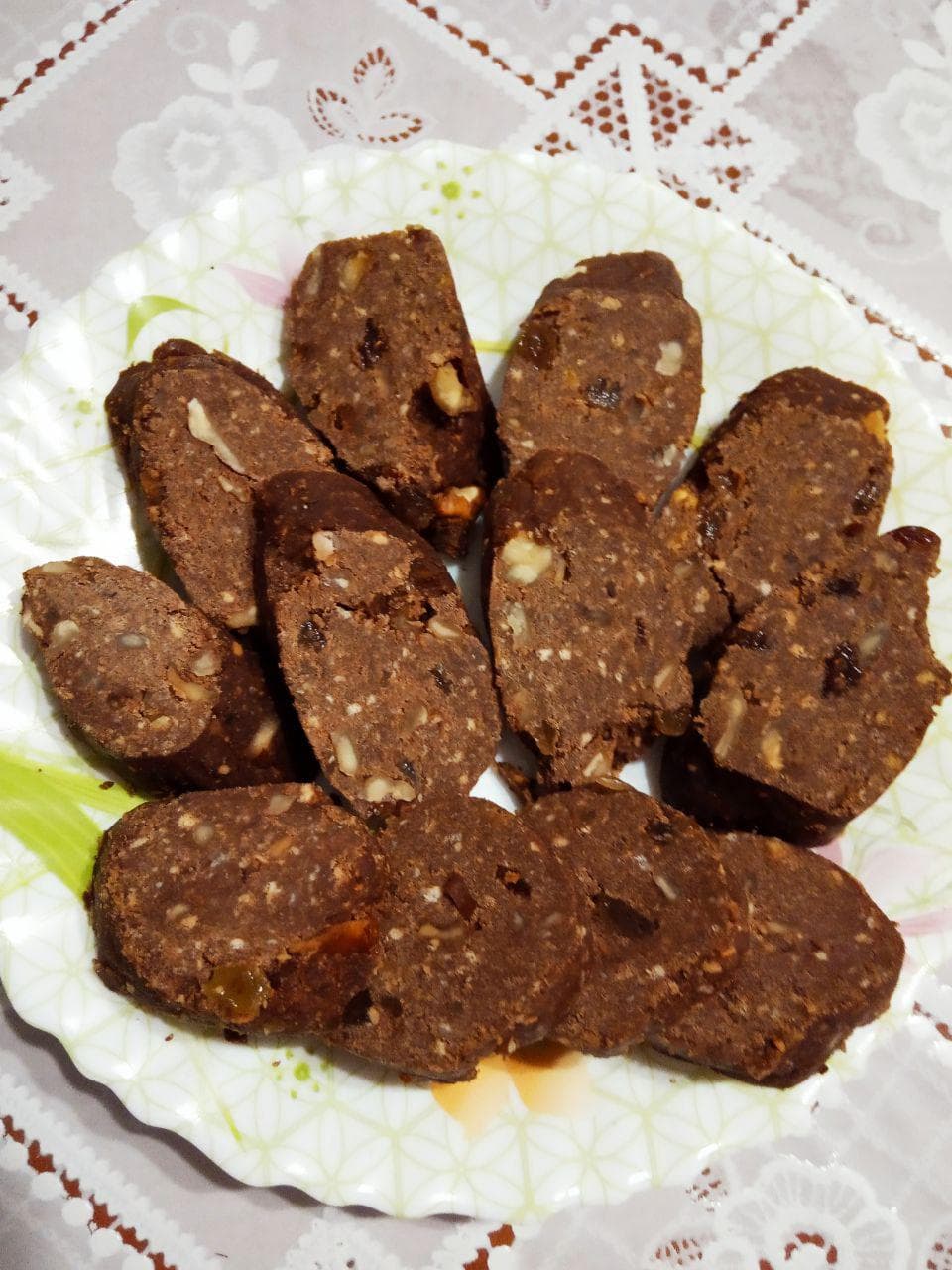 Сладкая колбаска с орехами и изюмом