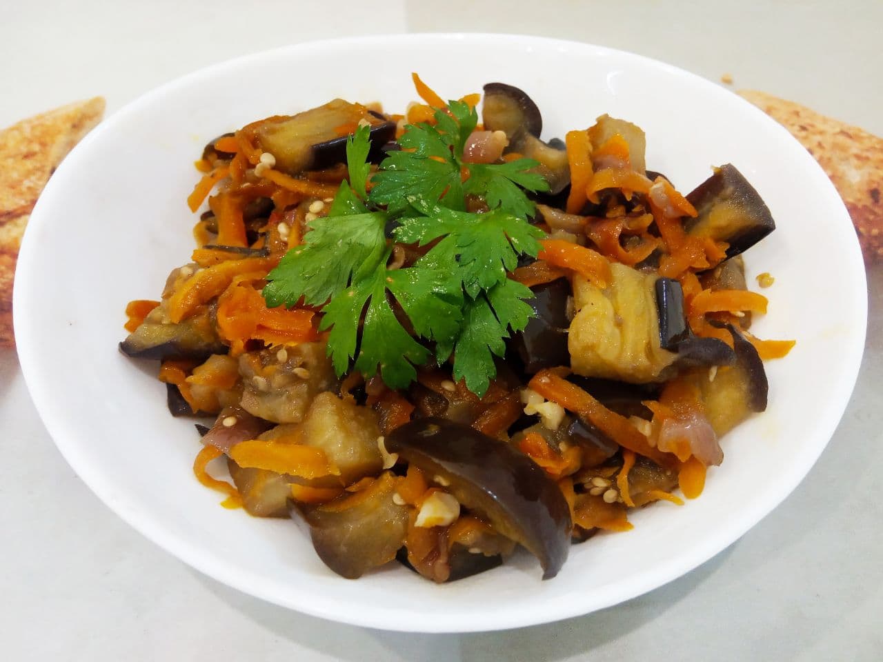 Баклажаны с луком и морковью, тушеные на сковороде
