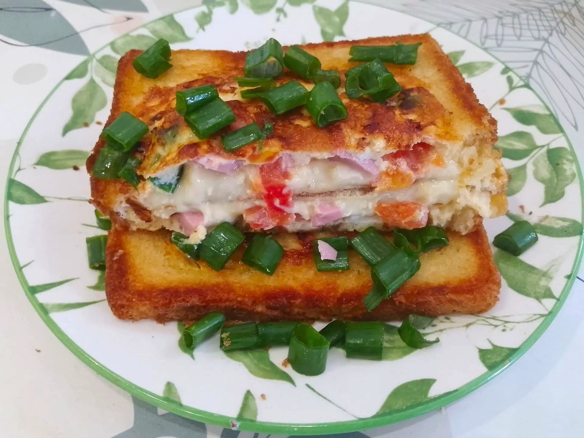 Бутерброды с начинкой из яиц, сыра, помидоров и зеленого лука, на сковороде