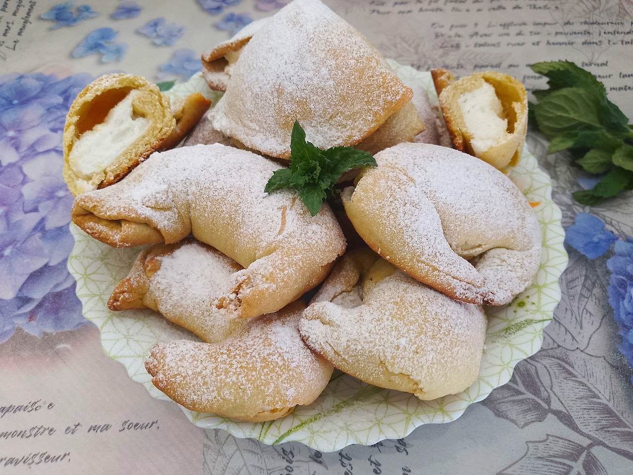 Песочное печенье с белковой начинкой, дополненной крахмалом и кокосовой стружкой