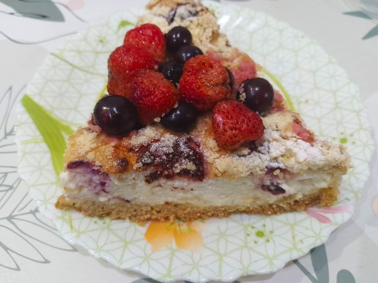 Пирог из песочной крошки, с творожной начинкой и замороженными ягодами
