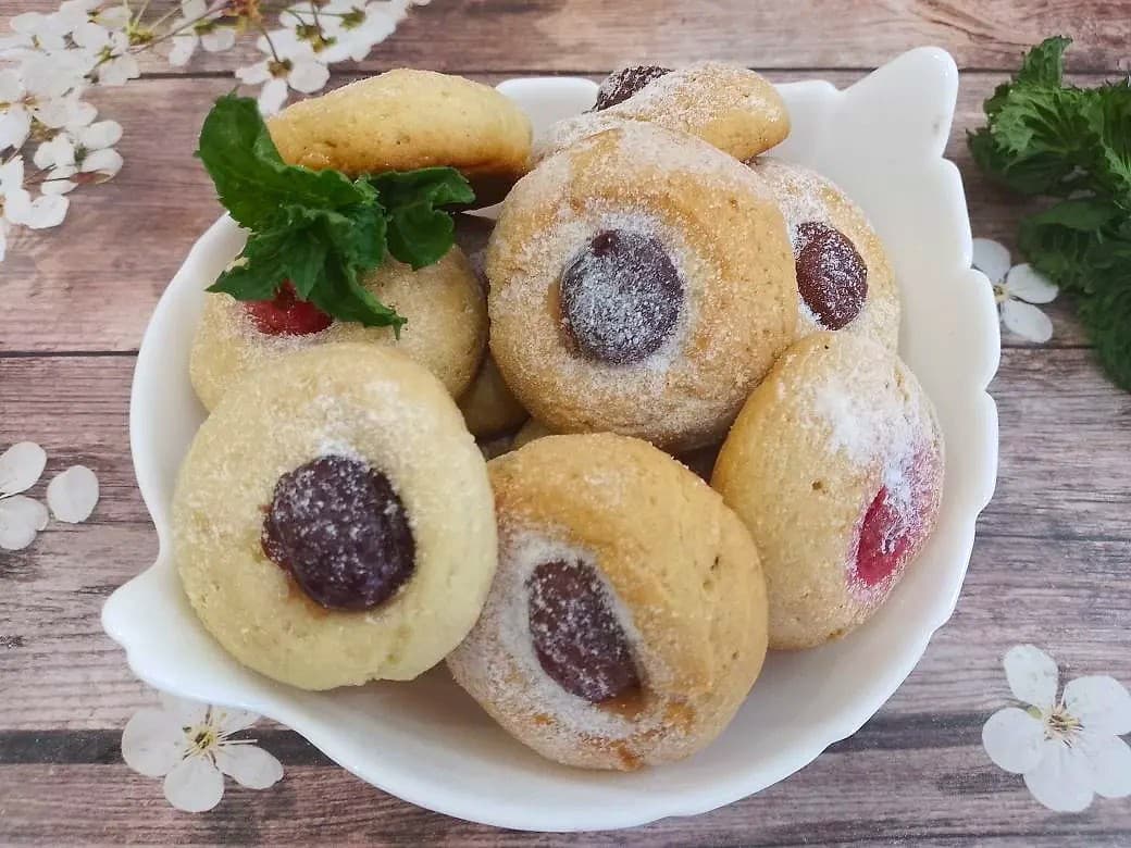 Песочное рассыпчатое печенье с замороженной вишней