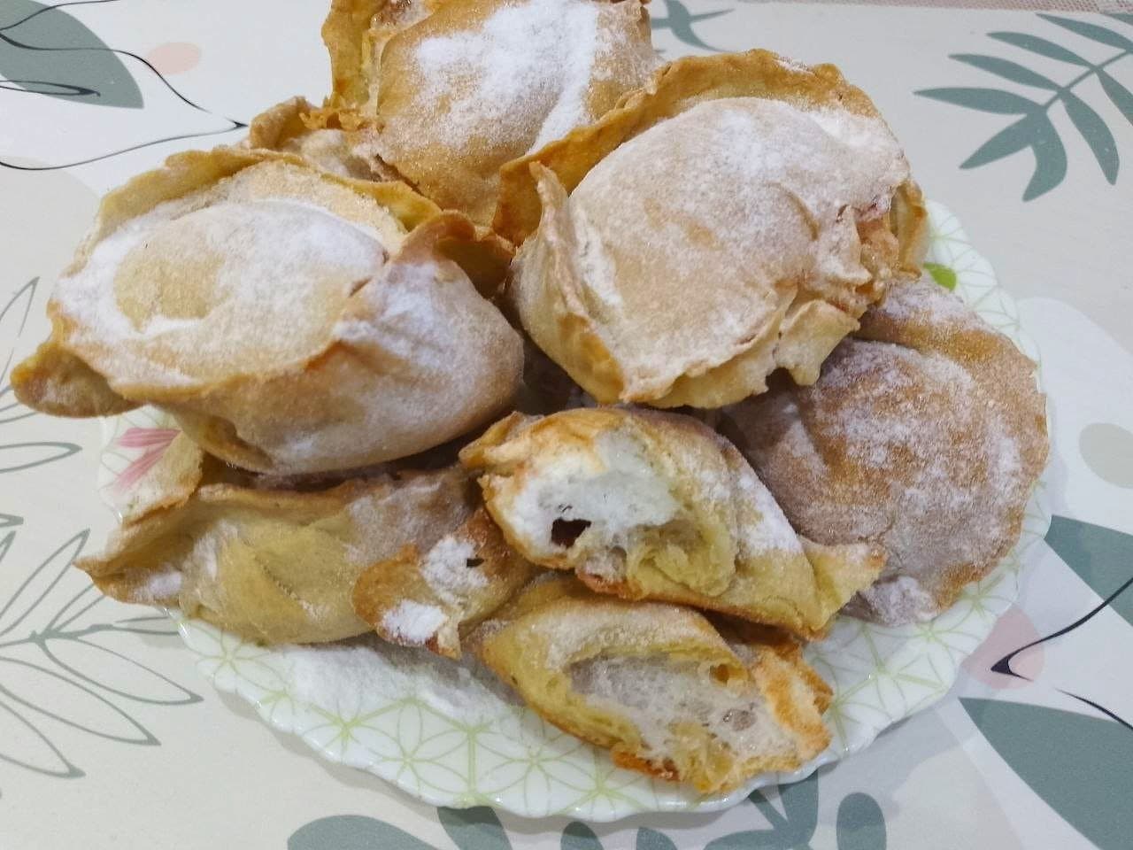 Пирожные с начинкой из белков и изюма