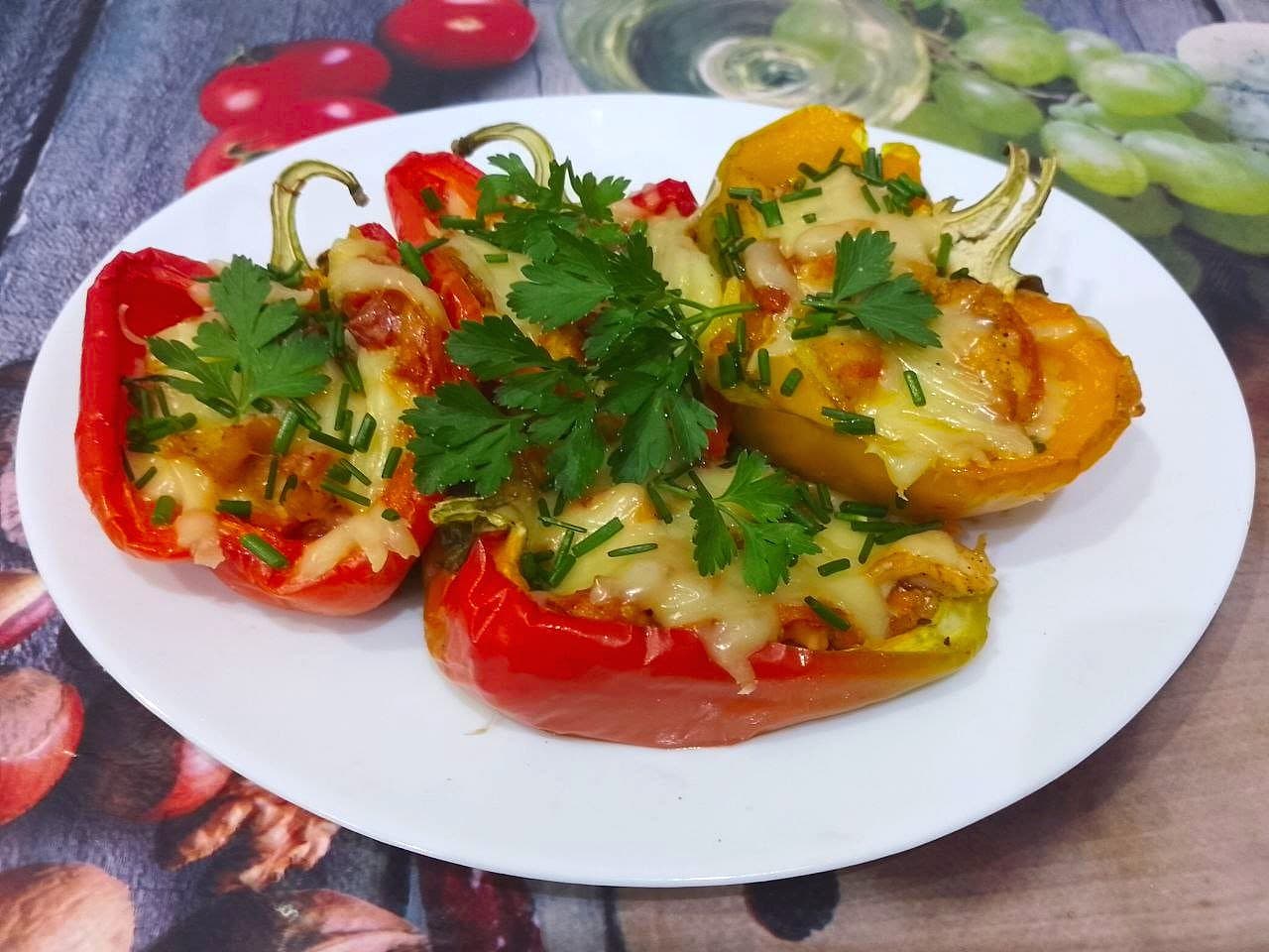 Перец с мясной начинкой и овощами, в духовке