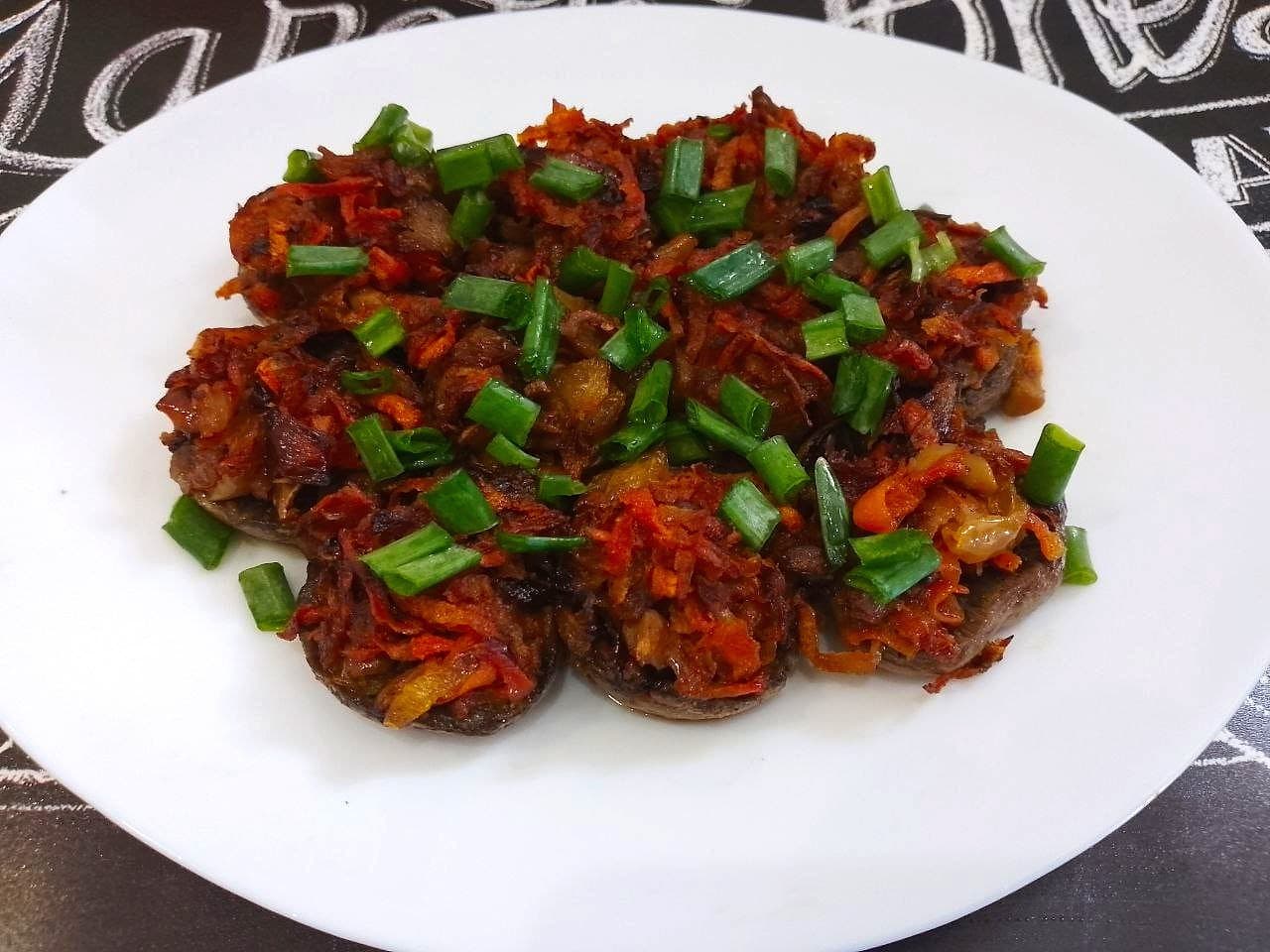 Грибы запеченные в духовке с морковью и луком, сочные и вкусные