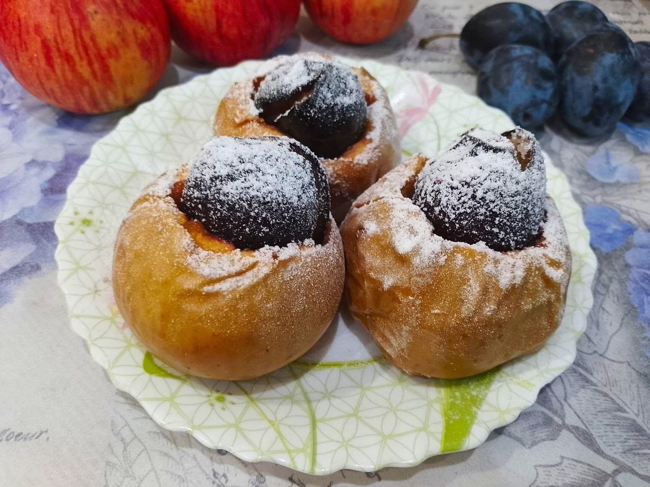 Запеченные яблоки со сливами в духовке, просто и вкусно