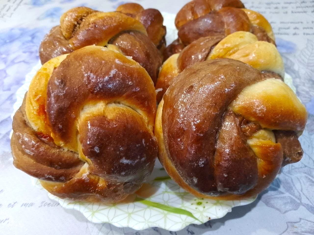 Воздушные булочки из дрожжевого теста с вареньем и корицей