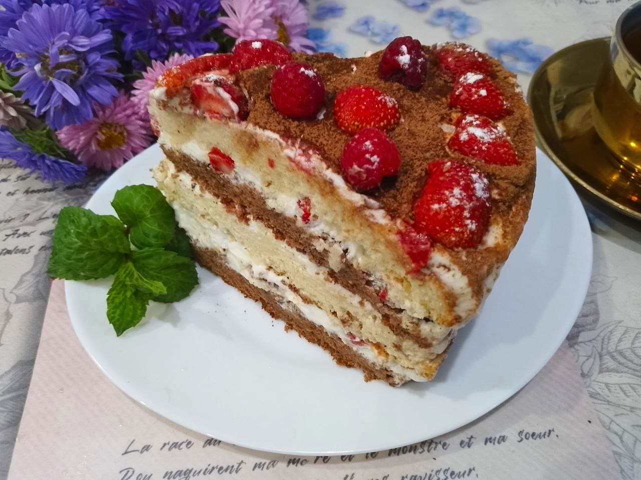 Бисквитный торт с клубникой и взбитыми сливками, нежный и вкусный