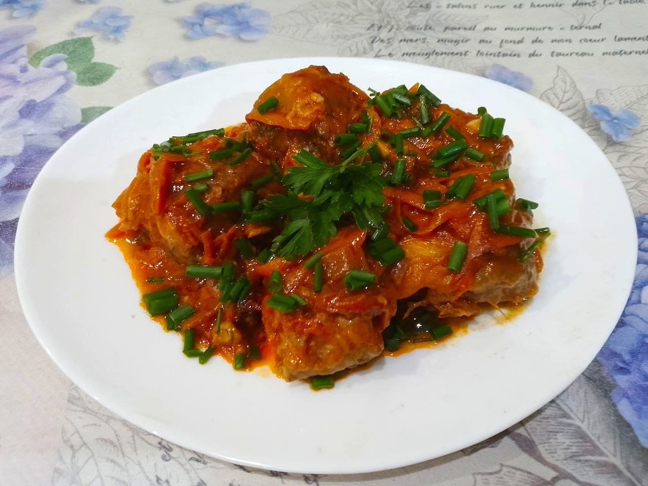 Рыба тушеная с овощами, в томатном соусе