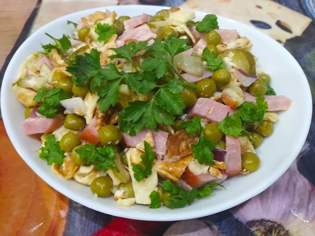 Сытный, вкусный и аппетитный салат из яичных блинов, ветчины и других ингредиентов