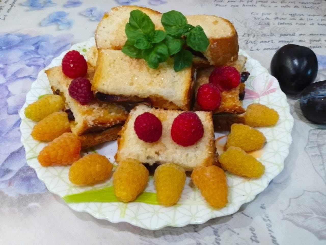Десерт к чаю из батона, слив и малины