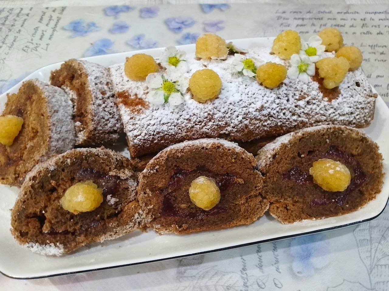 Рулет из бисквитного шоколадного теста с начинкой из клубничного варенья