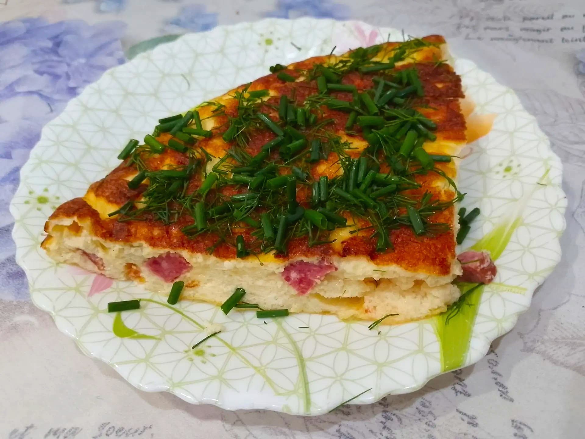 Вкусный завтрак из яиц, творога, помидоров и колбасы или ветчины