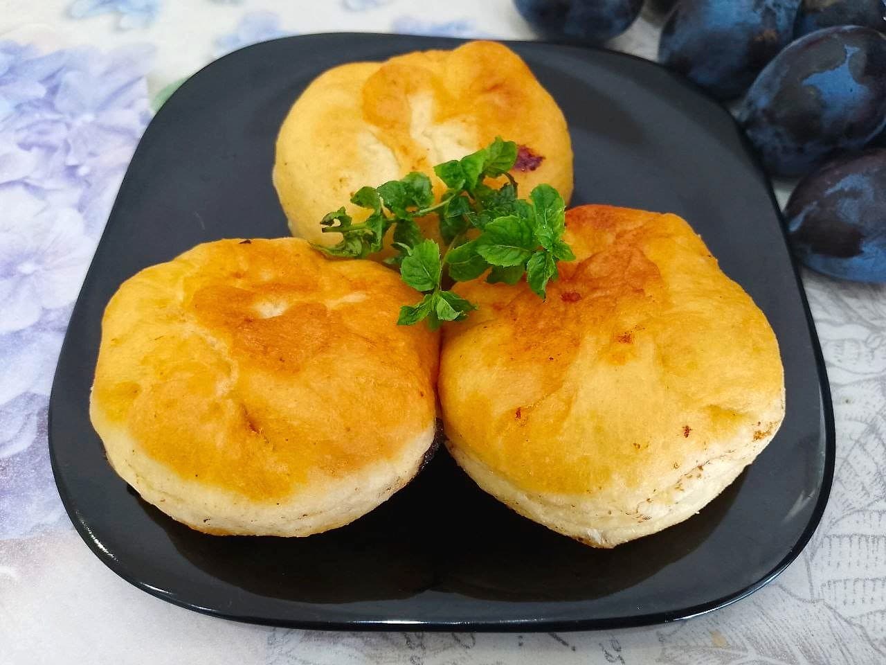 Пирожки со сливой, жареные на сковороде