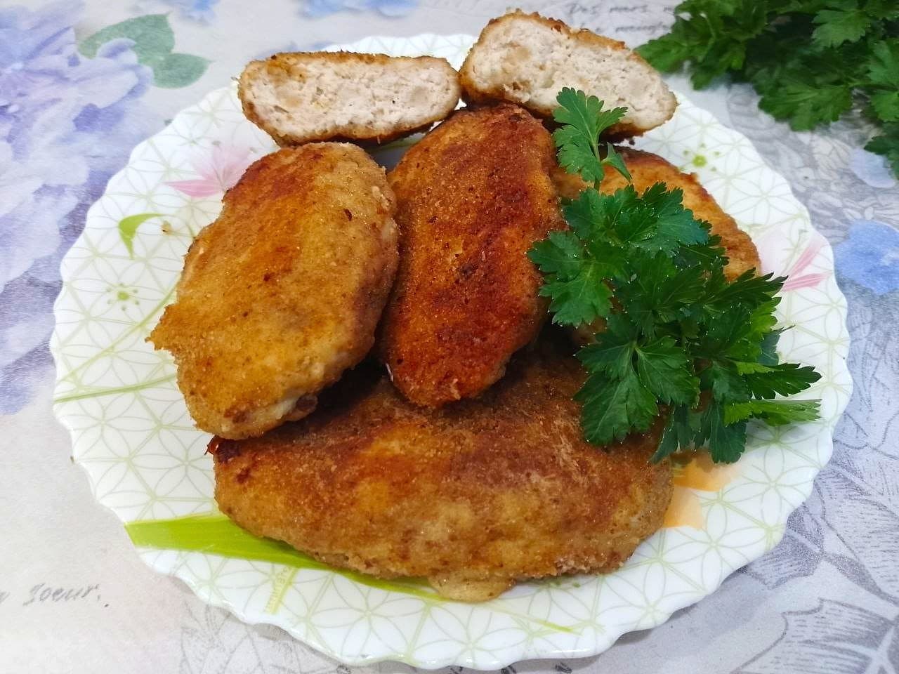 Котлеты из куриного мяса в яичном кляре и панировочных сухарях