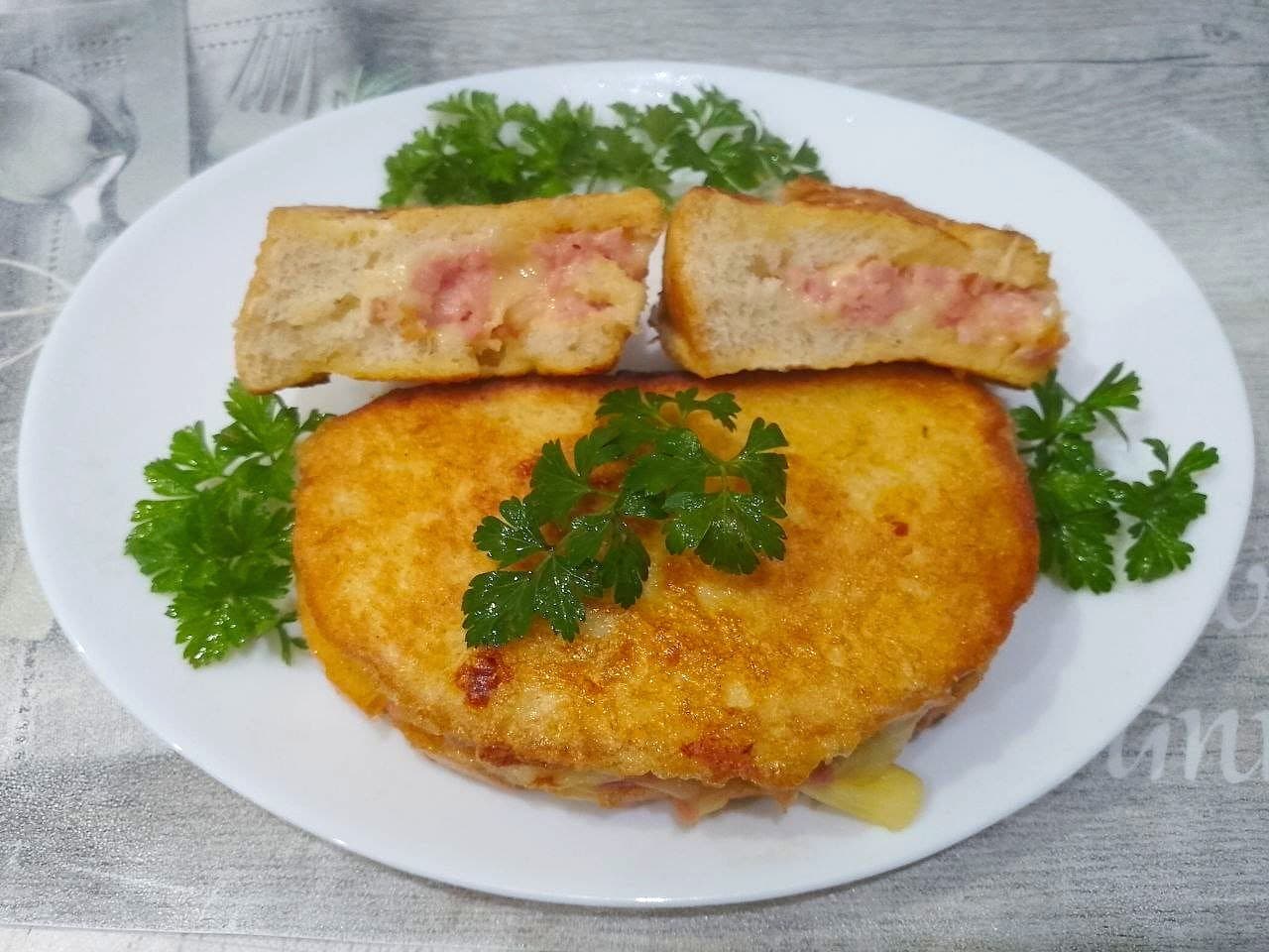 Бутерброды на сковороде с начинкой, в яичном кляре