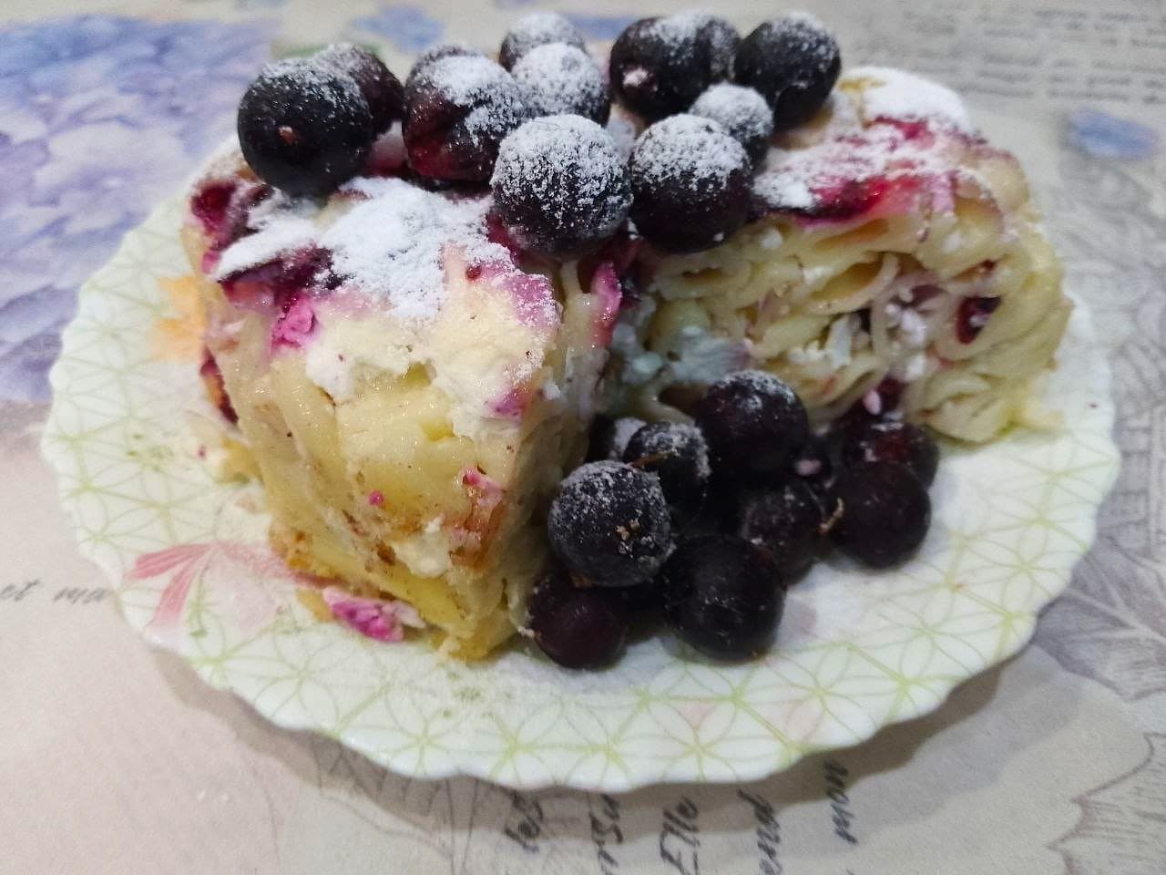 Запеканка из макарон, творога, изюма и черной смородины