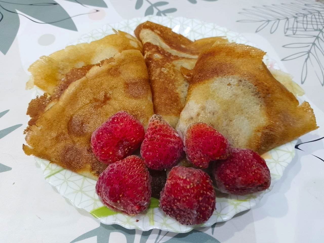 Нежные блины со сливочным маслом и ягодами