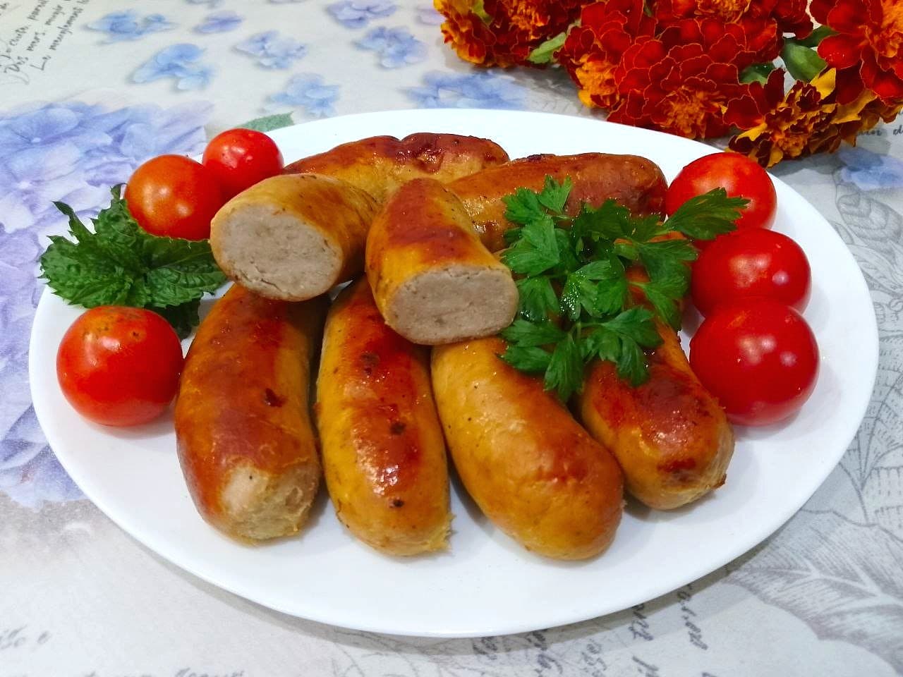 Домашние колбаски из свиного и куриного мяса в натуральной оболочке, запеченные в духовке
