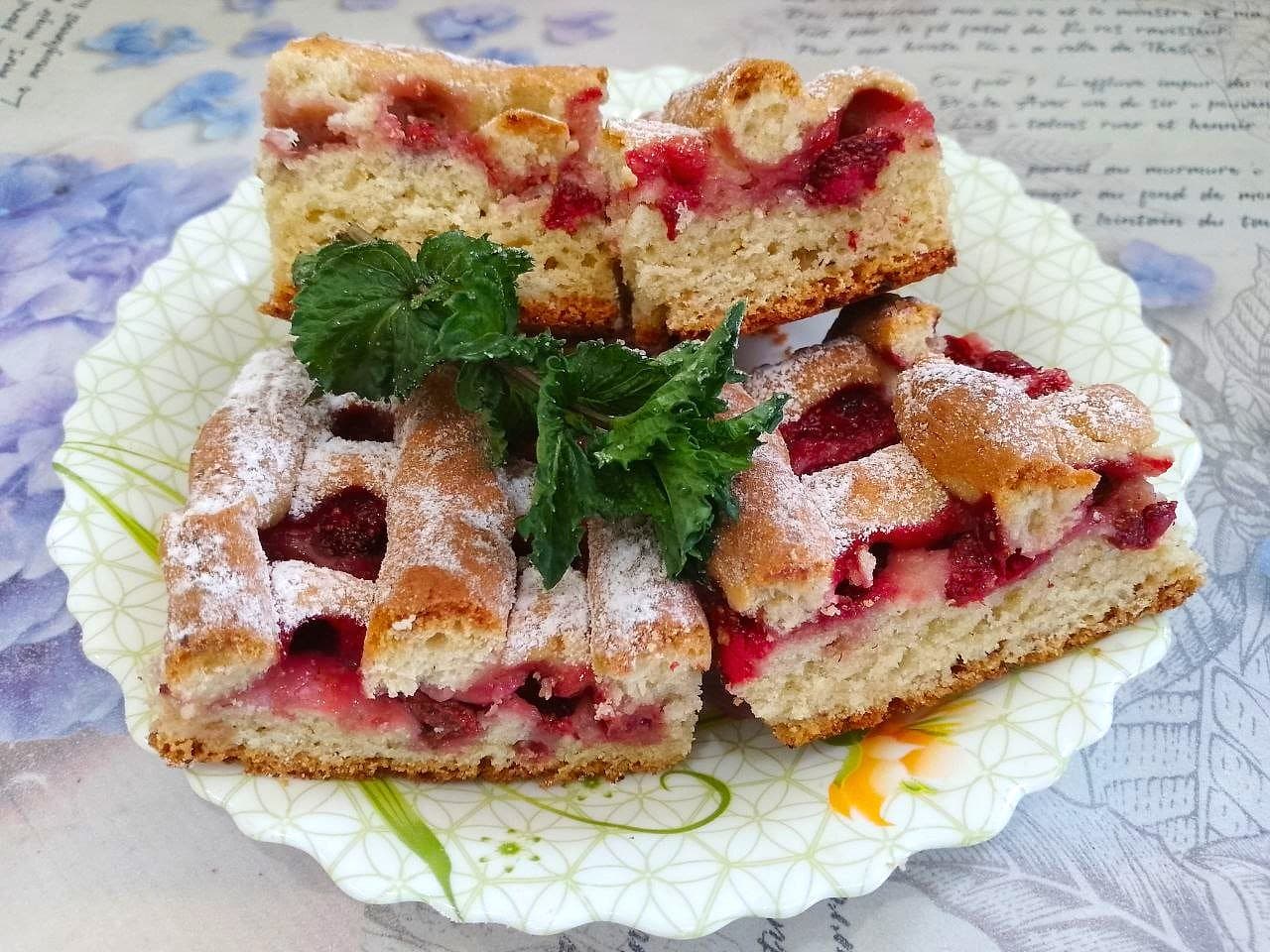 Пирог из теста с добавлением творога  и клубники