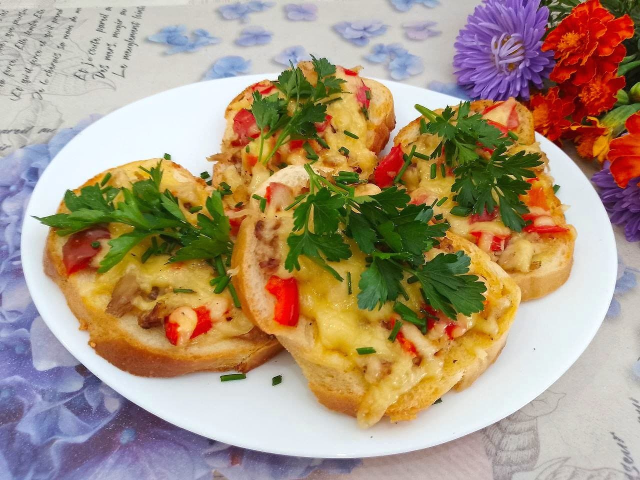 Горячие бутерброды с куриным мясом и сыром, сытные и аппетитные
