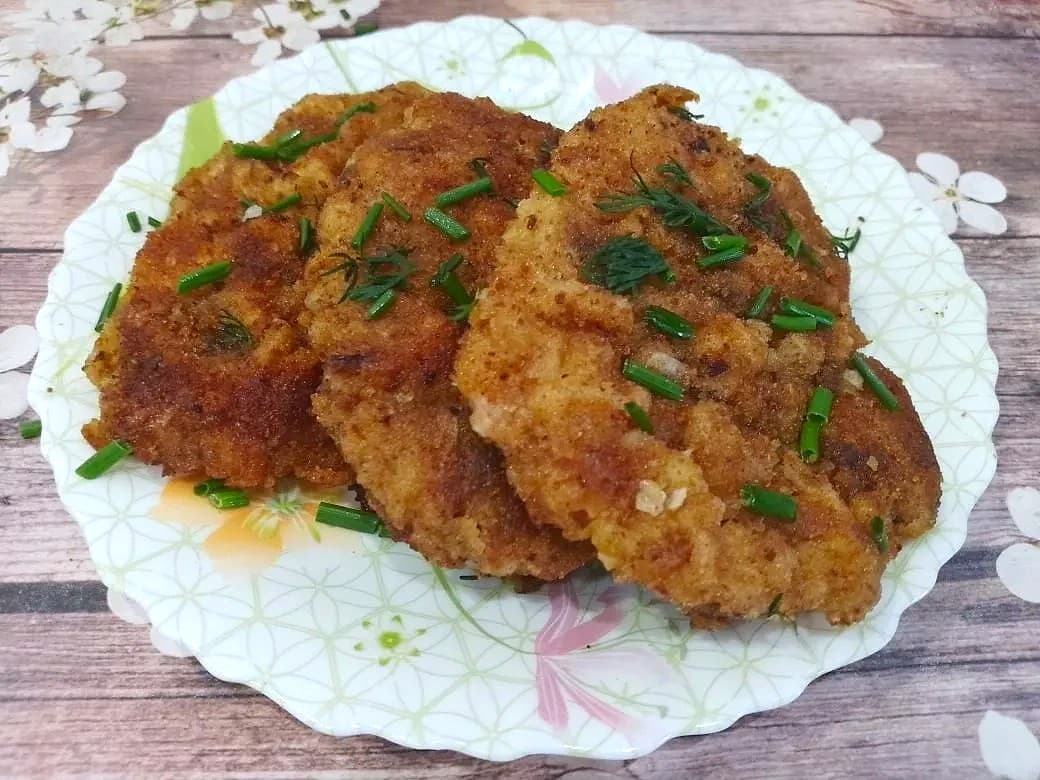 Отбивные из свинины в кляре и панировочных сухарях