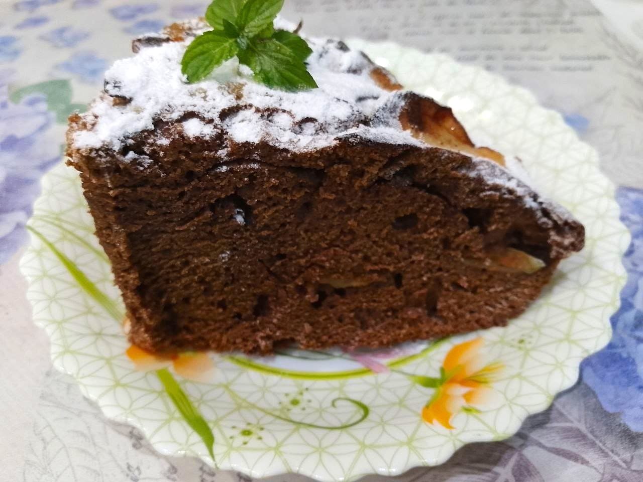 Шоколадный пирог с вареньем и яблоками