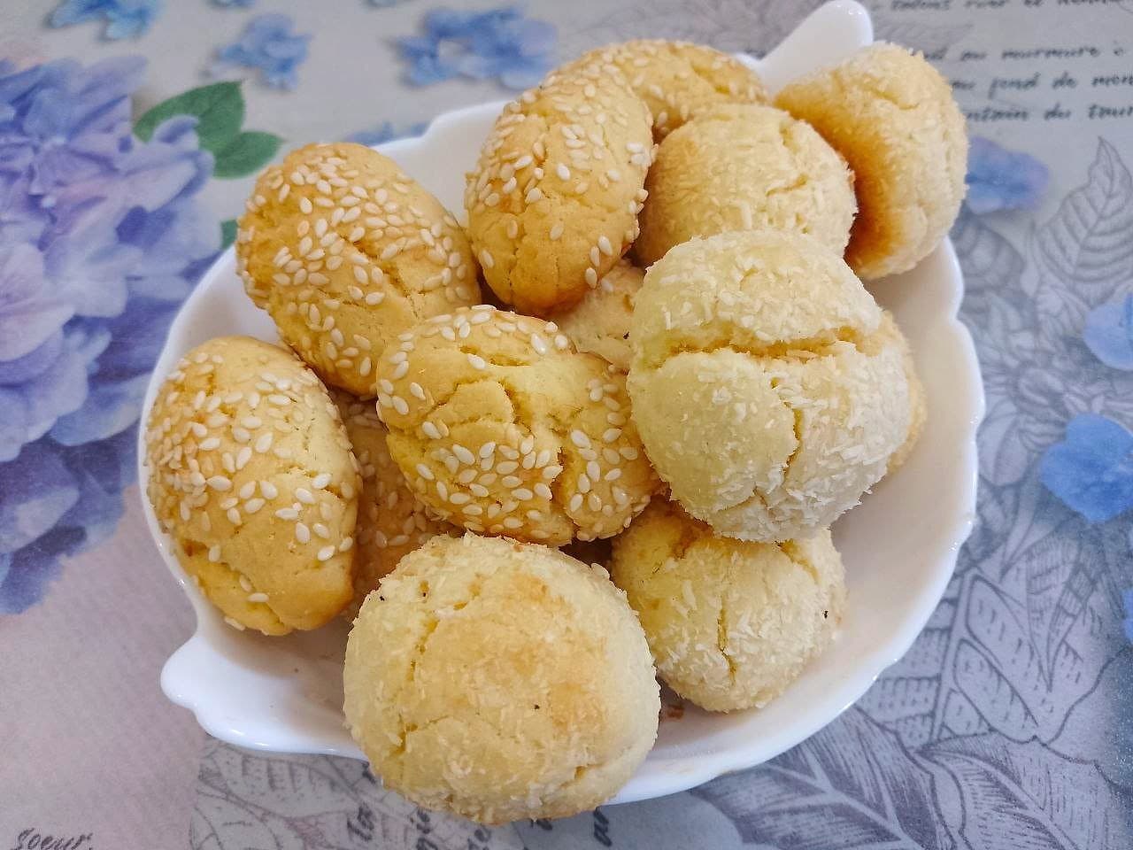 Печенье из рисовой муки в кокосовой стружке и кунжуте