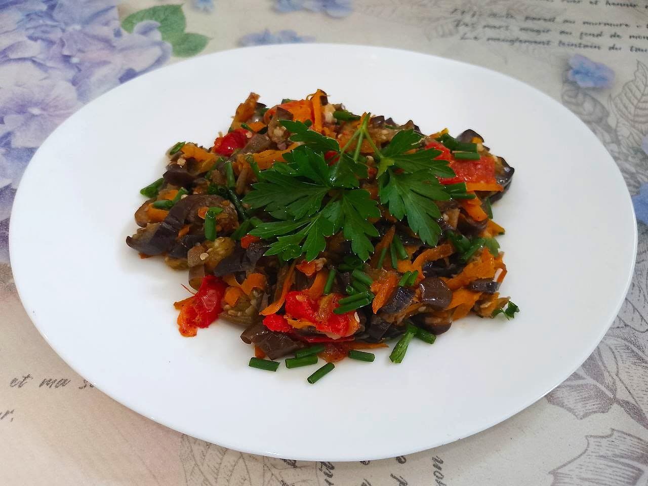 Баклажаны с луком, морковью и помидорами, на сковороде