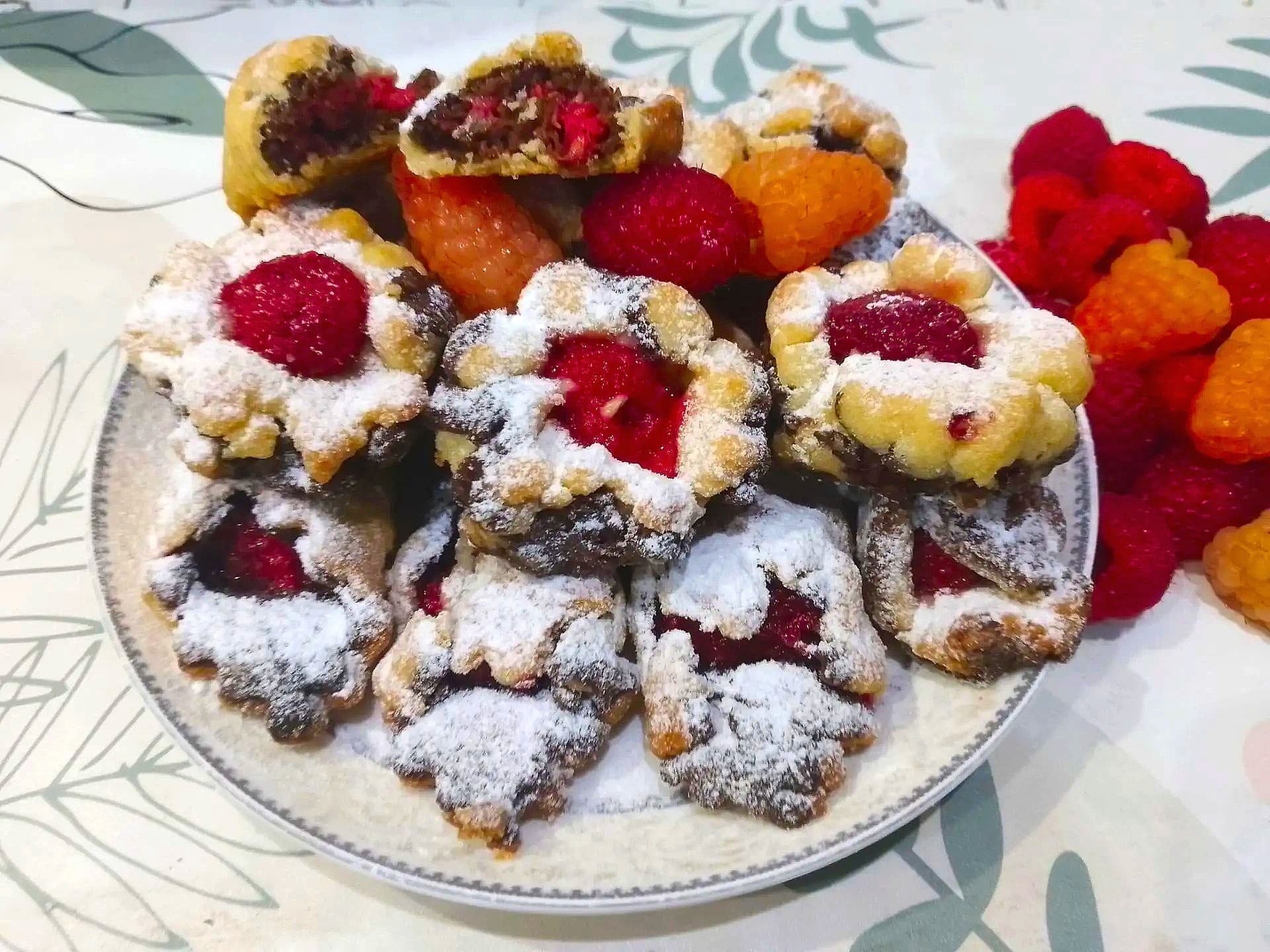 Песочное печенье с начинкой из ягод малины