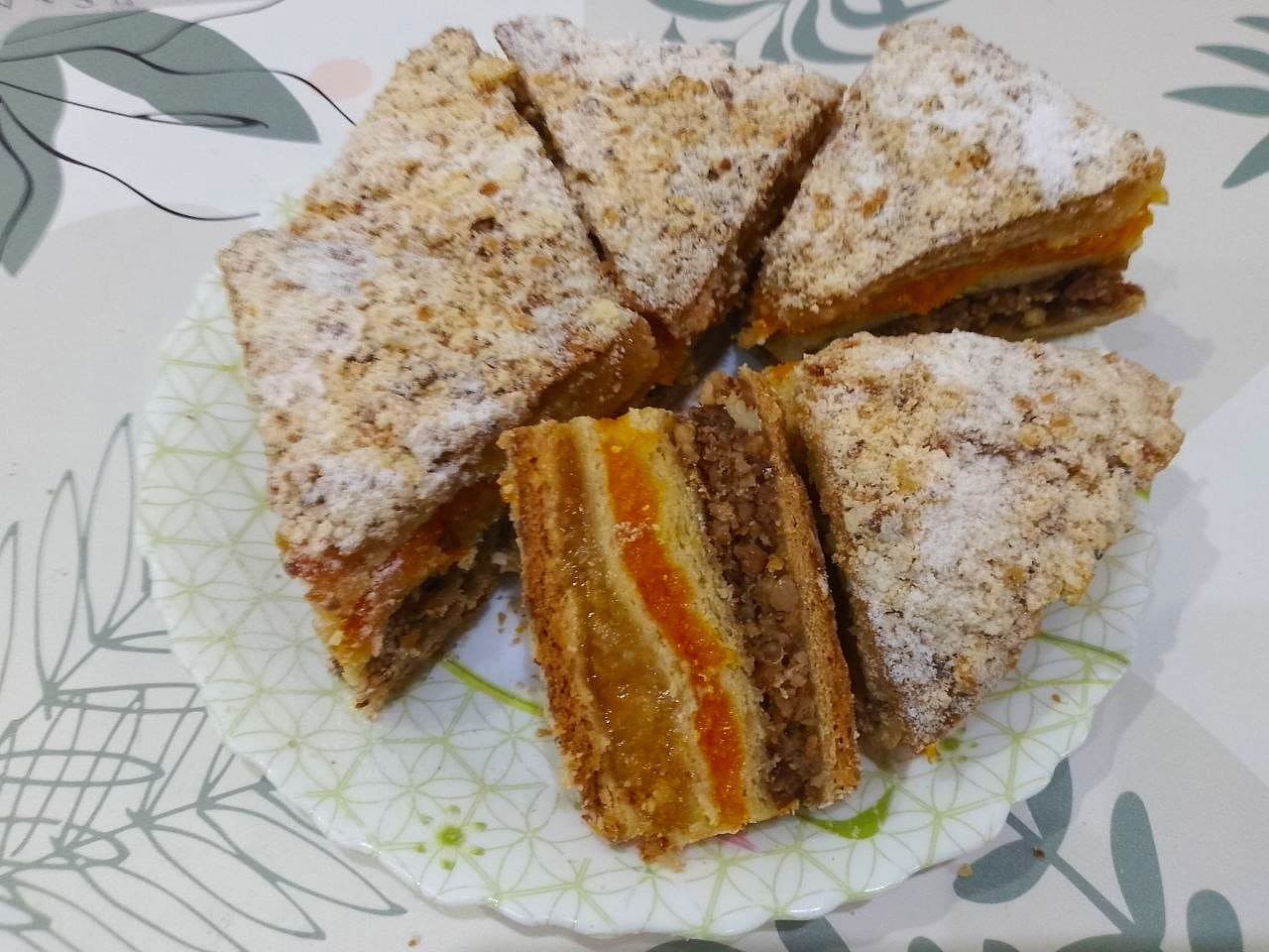 Пирог песочный трехслойный с начинкой из кураги, лимона и орехов