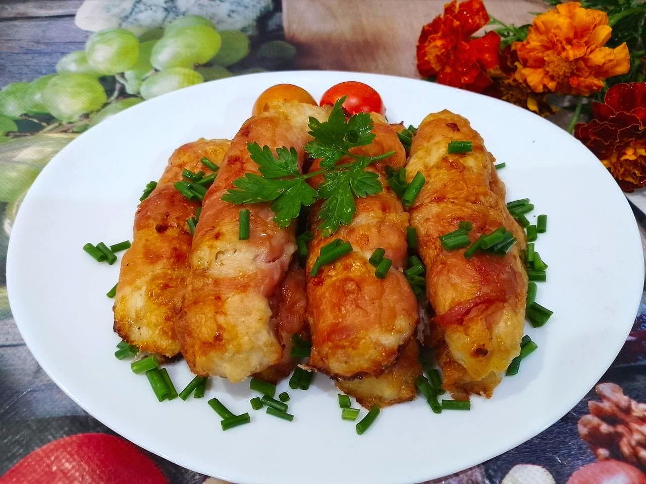 Рулетики из куриного фарша в беконе, в духовке