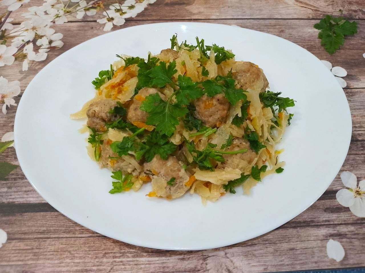 Капуста тушеная в сметане с мясными шариками, просто и вкусно