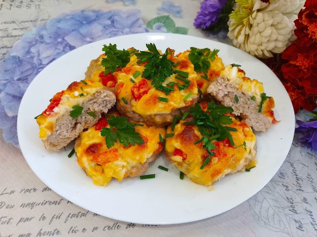 Мясные котлеты с начинкой, запеченные в духовке