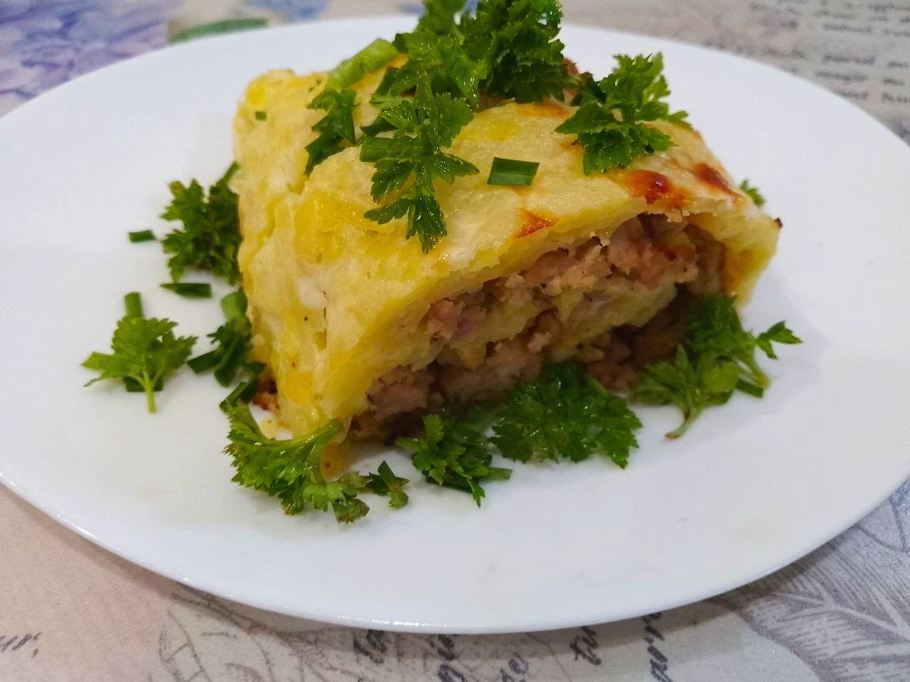 Рулет из тертого картофеля с мясной начинкой, запеченный в духовке