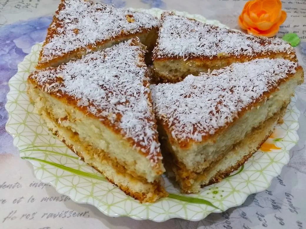 Бисквитный пирог с кремом из вареного сгущенного молока и кокосовой стружки