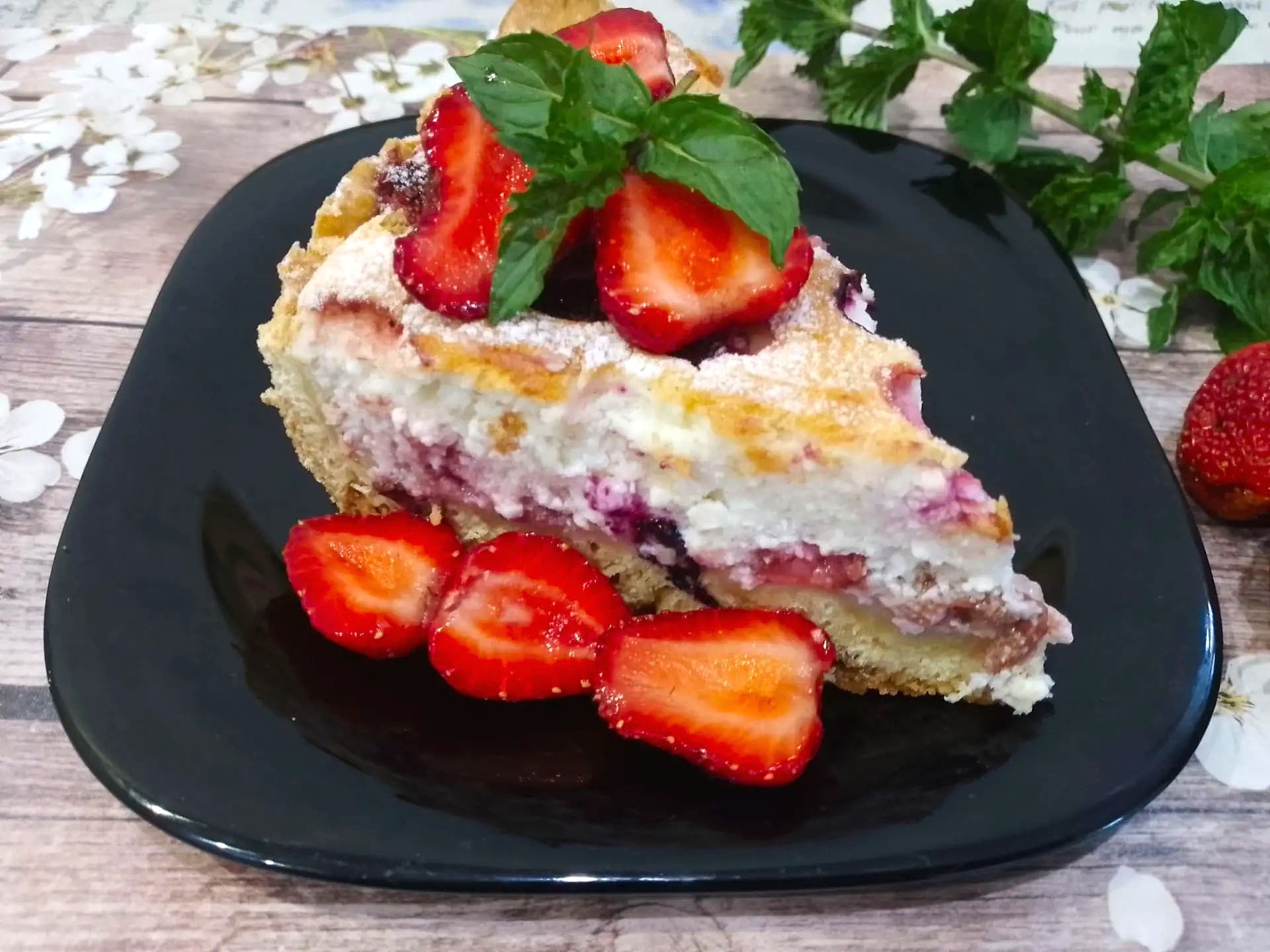 Песочный пирог с начинкой из творога, взбитых белков и ягод клубники