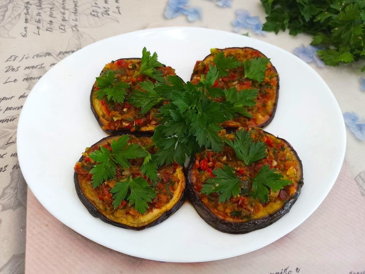 Жареные баклажаны с перцем и зеленью