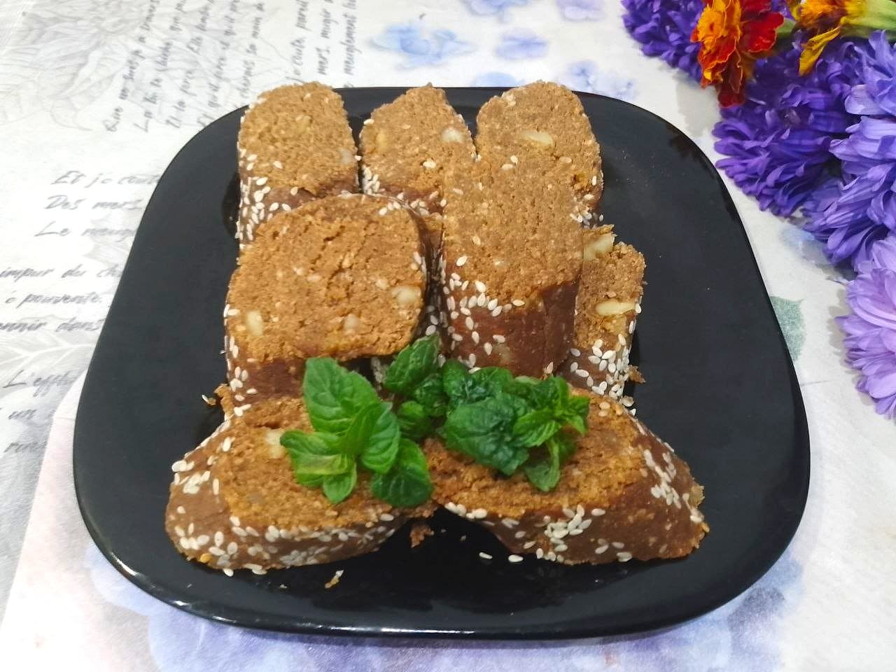 Десерт из печенья, сгущенного молока и орехов