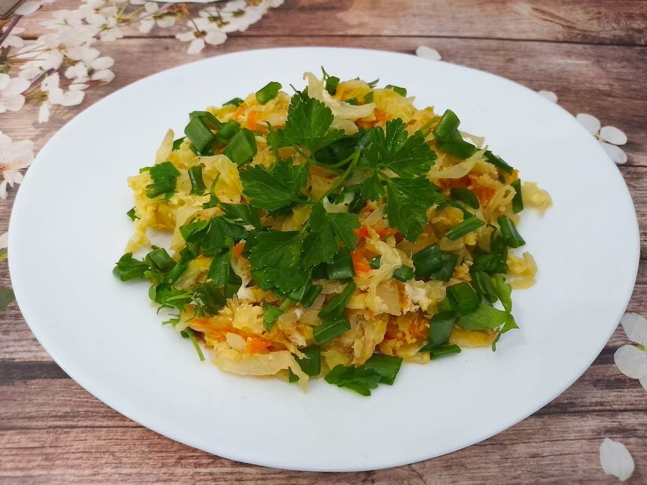 Жареная капуста с яйцами на сковороде, простое, но вкусное блюдо
