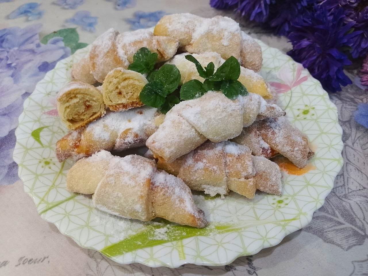 Домашнее песочное печенье рогалики с джемом