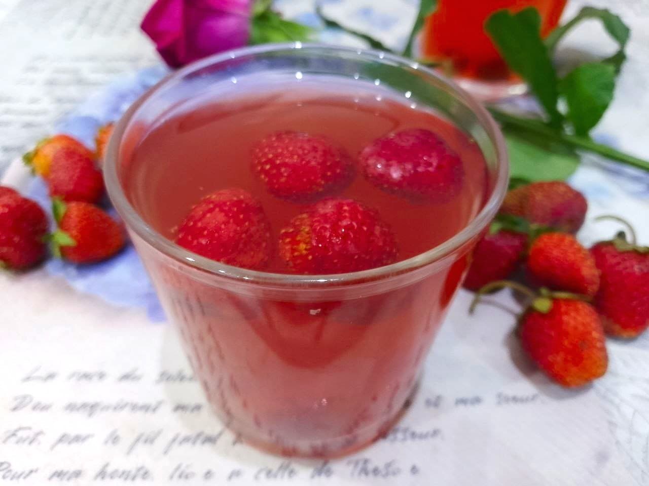 Прохладительный напиток из ревеня и клубники