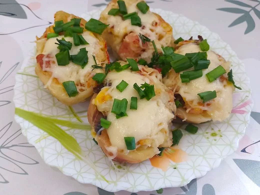 Картофель с начинкой из куриного мяса, шампиньонов и сыра