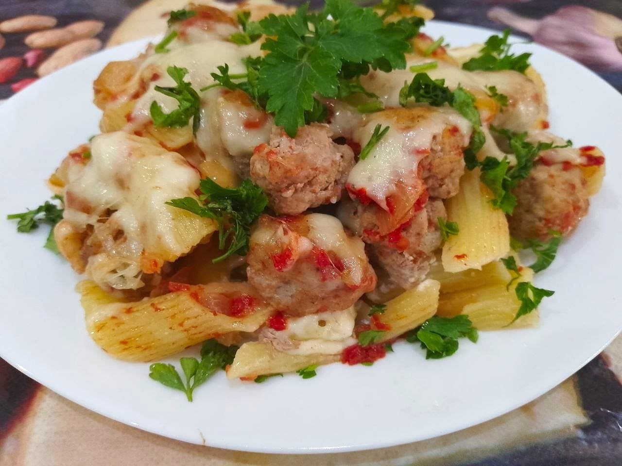 Запеканка зити с мясными шариками, сыром и протертыми помидорами