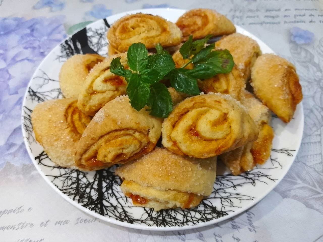 Печенье рулетики без яиц, с джемом или вареньем и сахаром