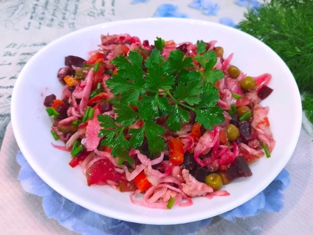 Салат из куриного мяса, свеклы и овощей, полезный и сытный