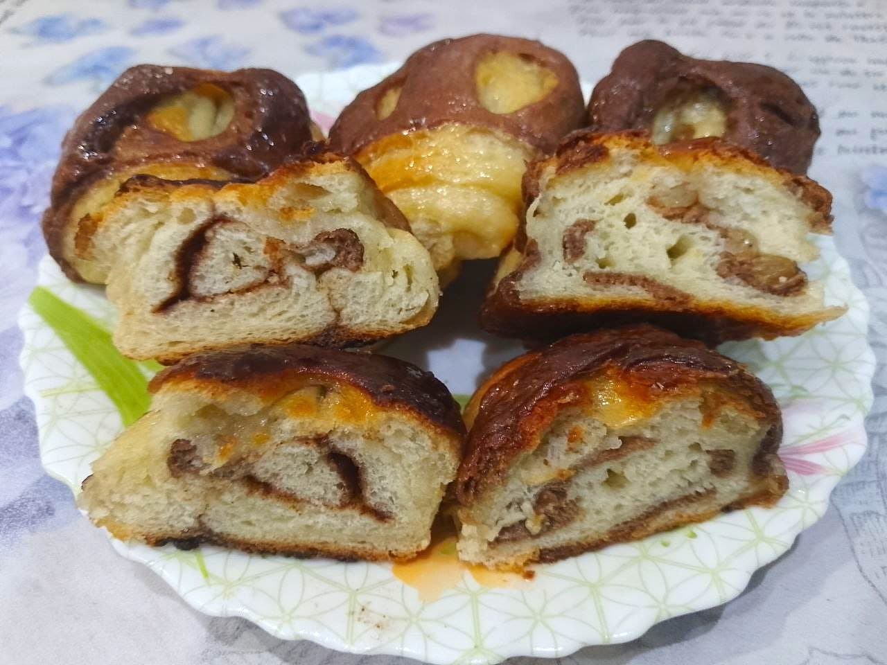 Булочки из слоеного теста с корицей и изюмом