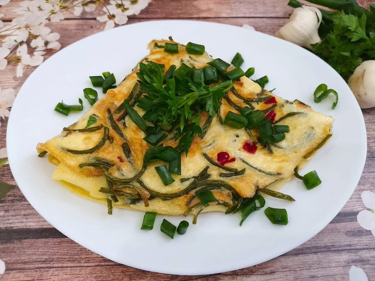 Чесночные стрелки с яйцами и острым перцем
