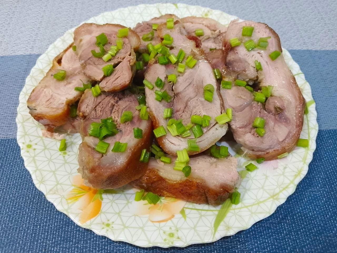 Свиная рулька запеченная в рукаве, сочная и нежная