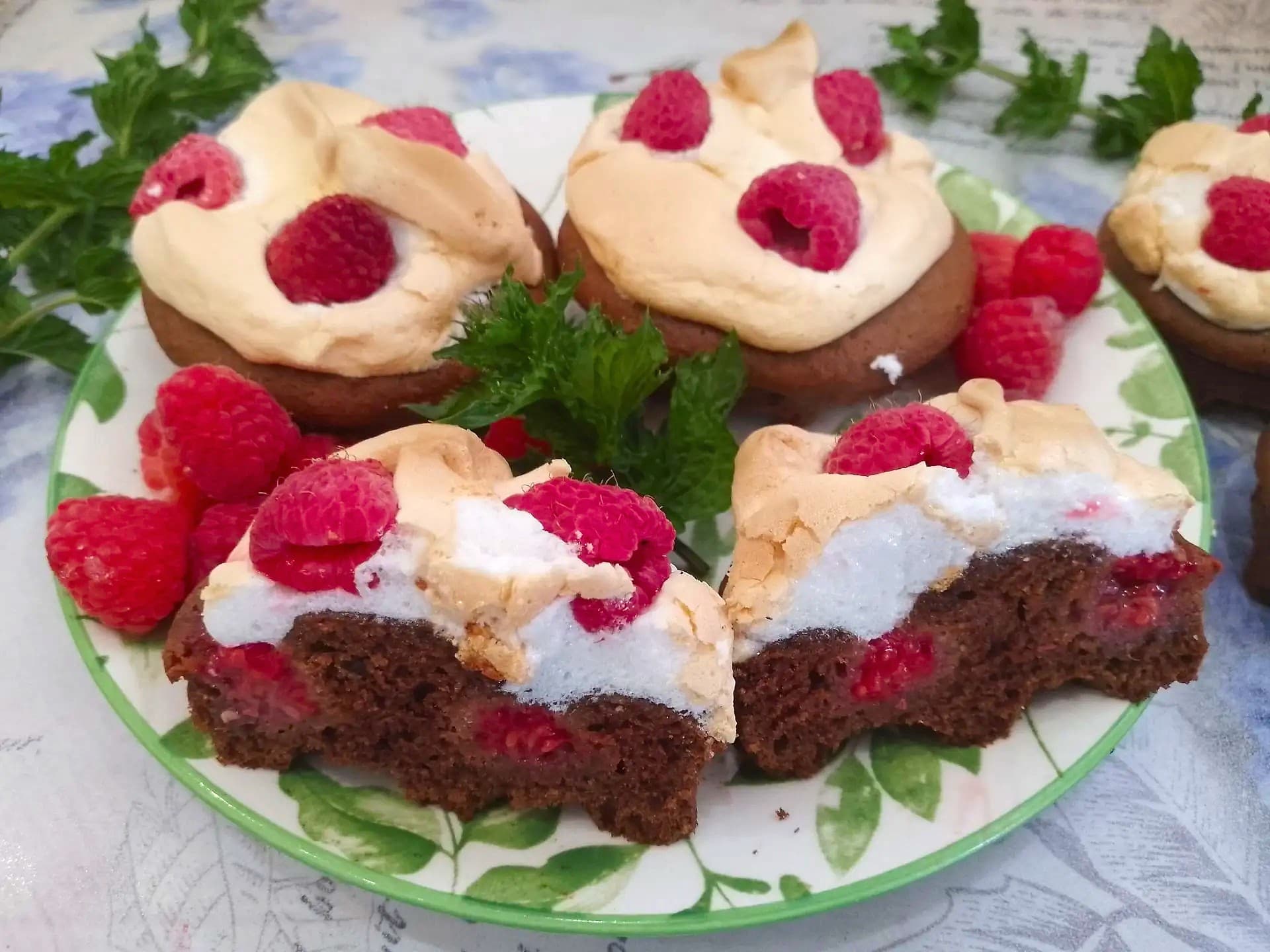 Шоколадные пирожные с малиной и белковым кремом